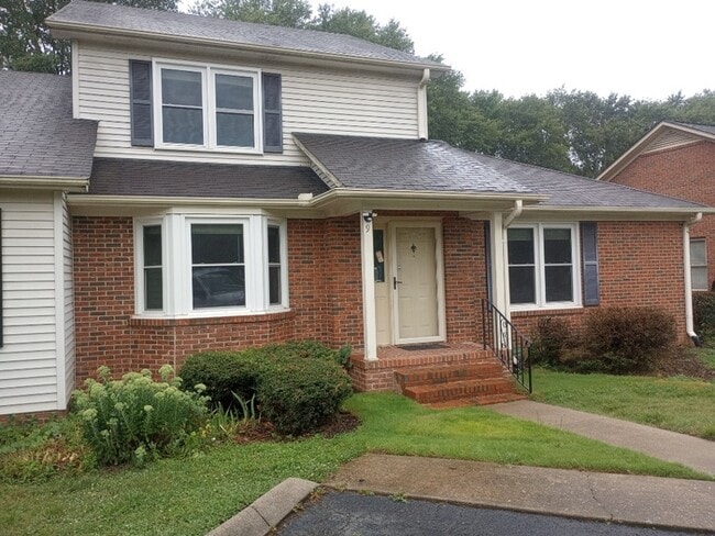 Building Photo - 3 Bedrooms 2.5 Bathrooms Rental