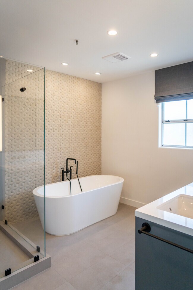 Photo - 2222 Neilson Way Unidad 202