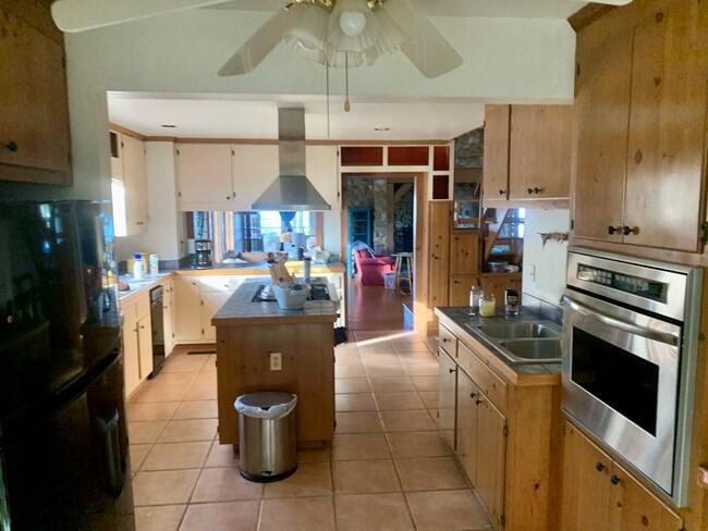 Photo - 9077 Henderson Ln