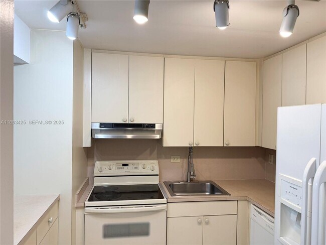 Building Photo - 8990 SW 24th St Unit 11