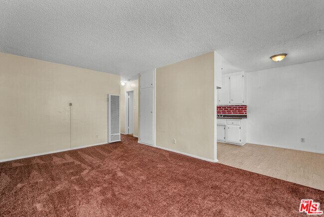 Building Photo - 1087 W 39th St Unit 18 Rental