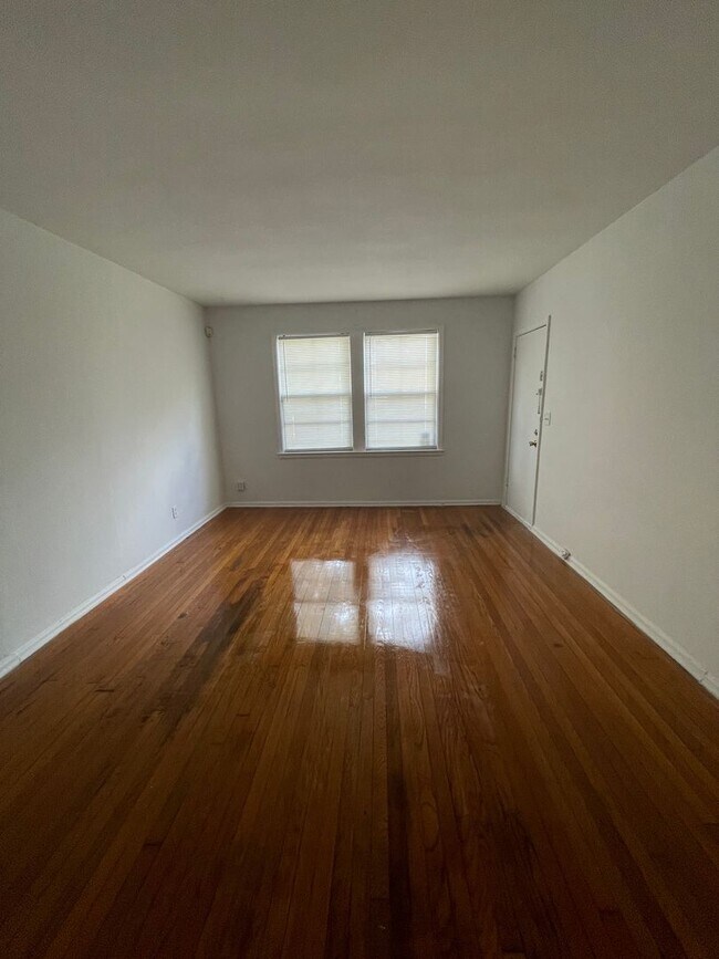 Photo - MCD15292              25 Unit 1529 MCDUFF AVE. #2 down