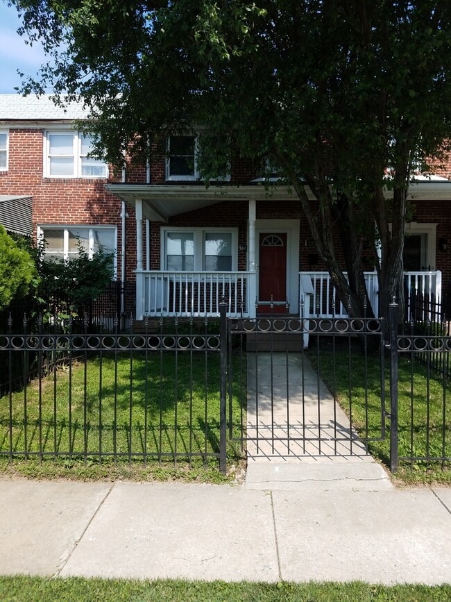Building Photo - Charming 3 Bedroom/1 Bathroom Townhome in ...