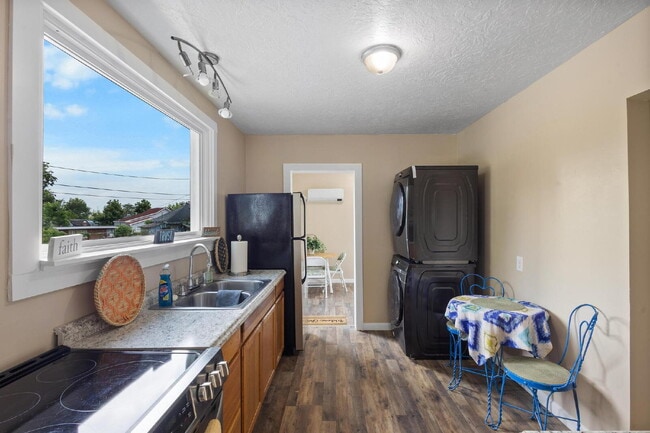 Photo - Sweet Cottage, minutes away from the University and Hospitals!