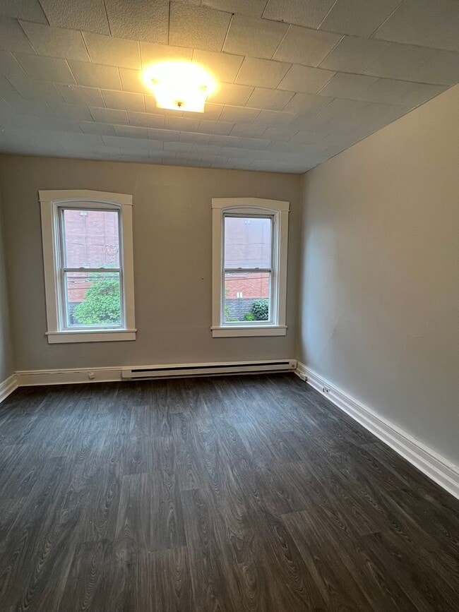 Building Photo - 635 Manor St Unit Apt 3