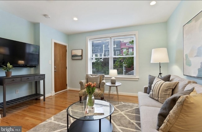 Photo - 302 Todd Pl NE Unidad Apt # 1