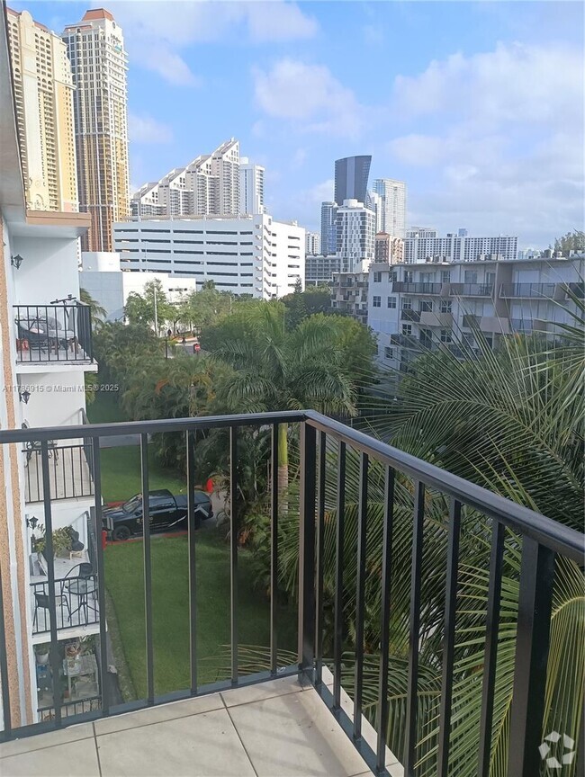 Building Photo - 18100 Atlantic Blvd Unit 505 Rental