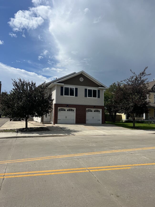 Building Photo - 224 W Loucks St Rental