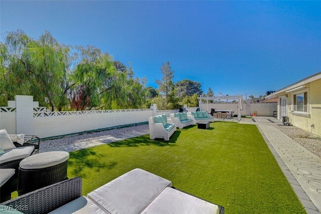 Building Photo - 5248 Rambling Rd