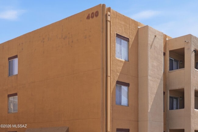 Building Photo - 1810 E Blacklidge Dr Unit 416