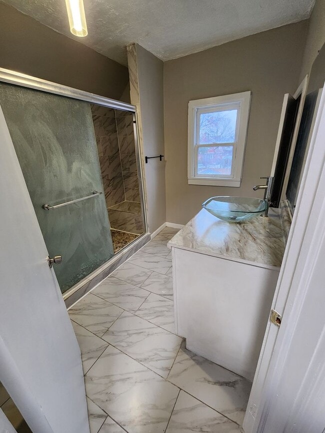 Photo - 3 Bedroom House for Rent on W 25th - MOVE IN READY AND CLEAN