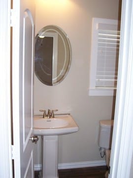 Las 1/2 baño de plumas - 4916 Villas Dr