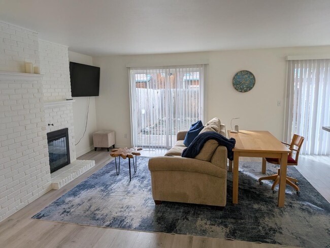 Building Photo - 425 Manhattan Dr