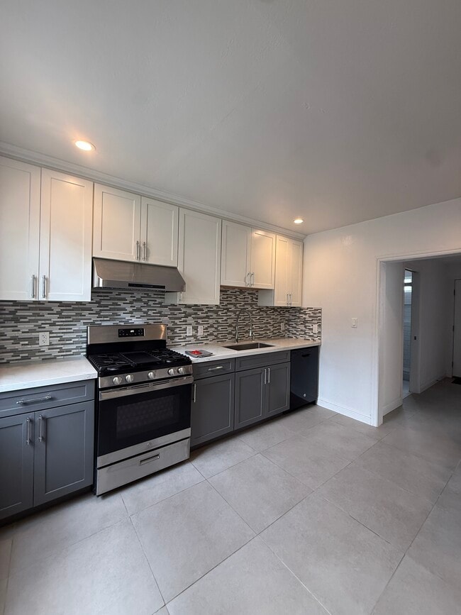 Building Photo - 419 Naples St