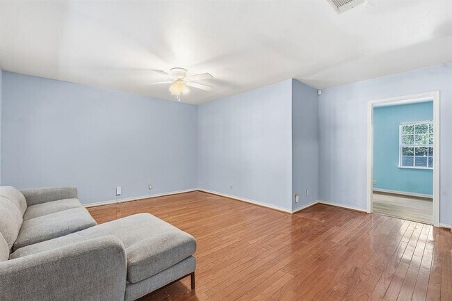 Photo - 1127 Denfield St