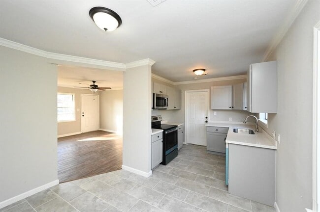 Photo - 1411 Laskey St