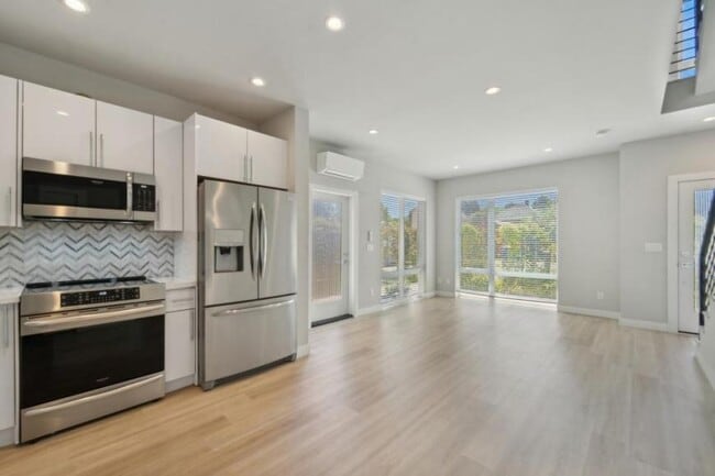 Building Photo - 3 bedroom in Seattle WA 98108