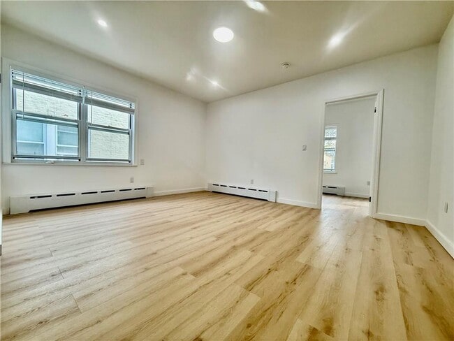 Building Photo - 1561 E 32nd St Unit 2 Rental