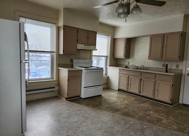 Photo - 208 E Van Buren St