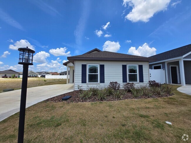 Building Photo - 3 Bedroom 2Bath  Home In Country Way Square