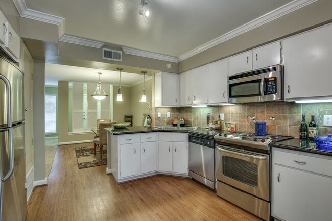 Building Photo - Spacious 2-Bed in Timeless Style! Unit MLCE