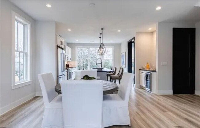 Photo - 585 King Arnold St