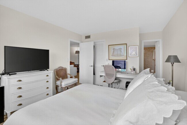 Photo - 9820 S Hollybrook Lake Dr Unit 306