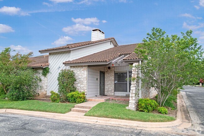 Building Photo - Charming Condo with Golf Course Views in O...