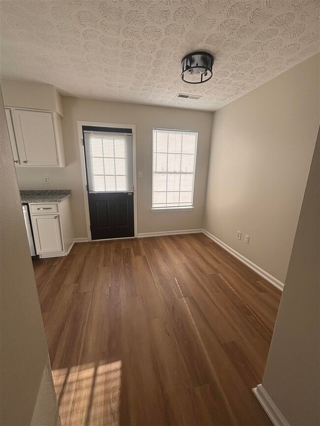 Photo - 959 Potter Ave