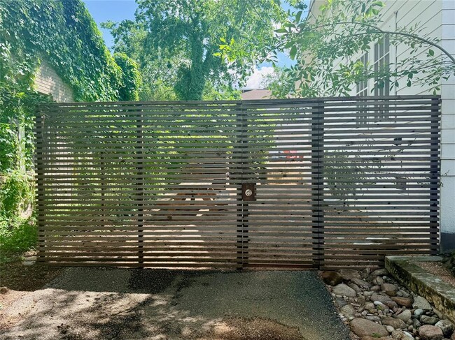 Photo - 305 Lockhart Dr