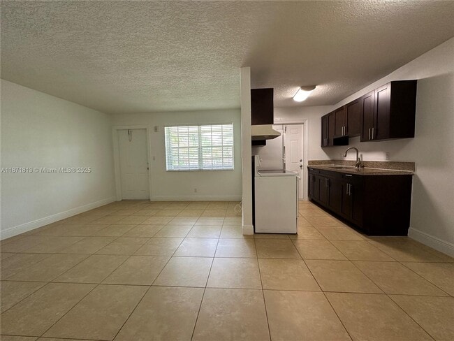 Building Photo - 2900 NE 17th Ave Unit 223