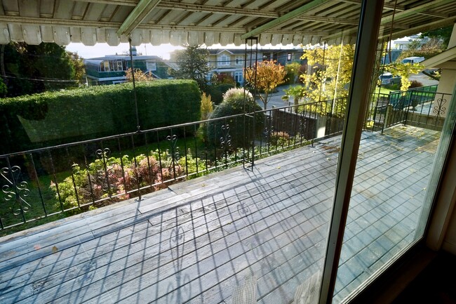 Charming 2 bed + Den home, view of the ocean and walking distance to beach!