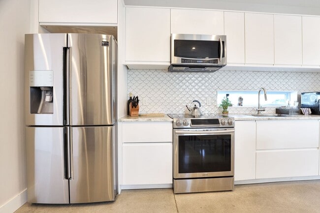 Photo - 4bd/3.5bth Perfectly Located Modern Townhouse