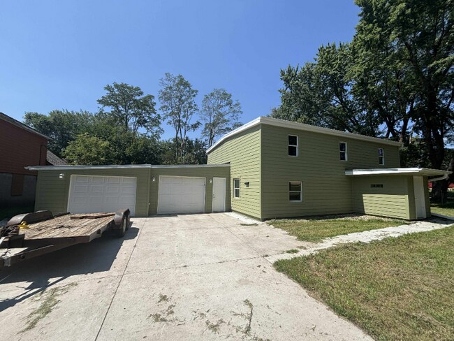 Photo - 1823 E 34th St N