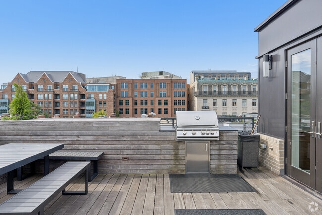 Rooftop Courtyard - Madison House