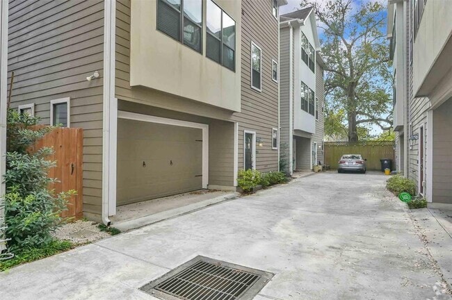 Building Photo - 910 W 20th St Rental