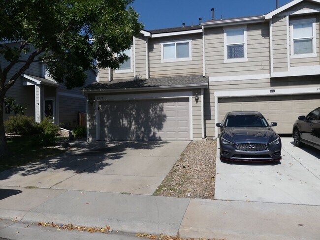 3 bedrooms! Fenced Yard! 2 Car attached ga... - 3 bedrooms! Fenced Yard! 2 Car attached ga... House