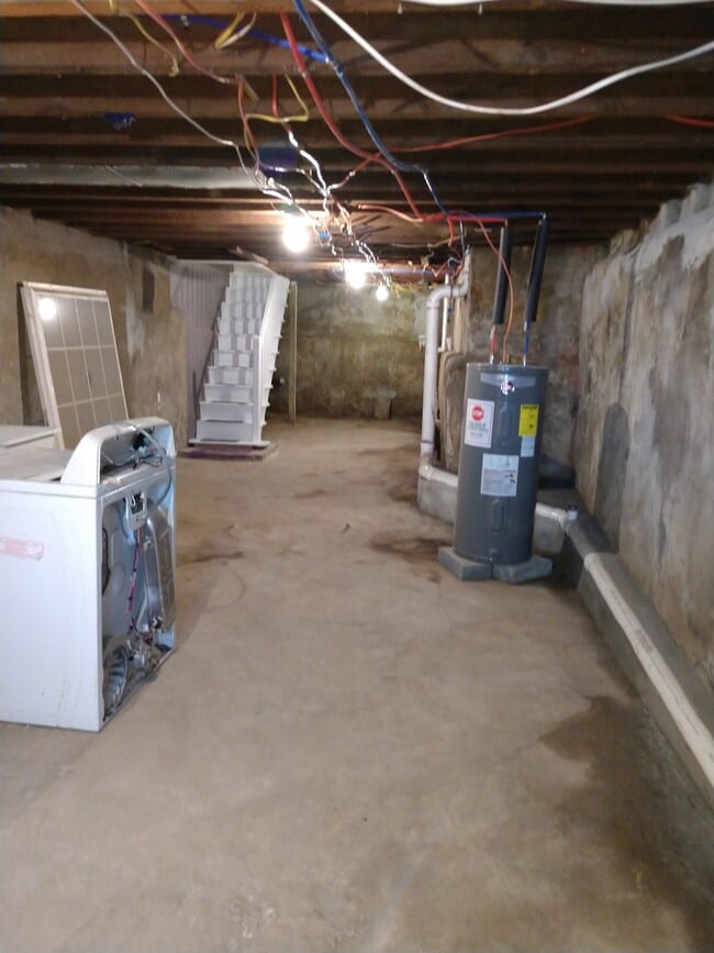 Sótano - 2056 W Boston St