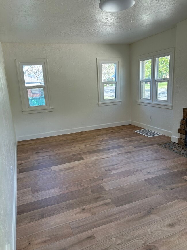Photo - 2425 Van Buren Ave