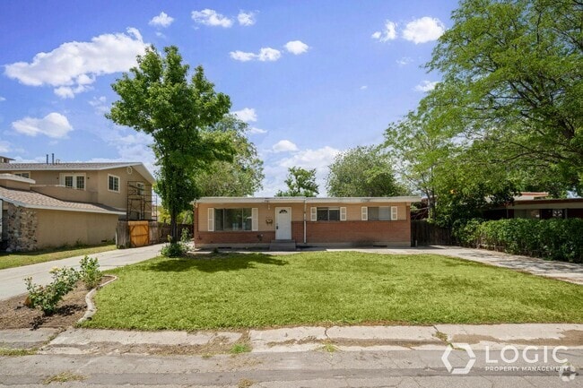 Building Photo - Beautiful Spacious Home in Great Sandy Loc...