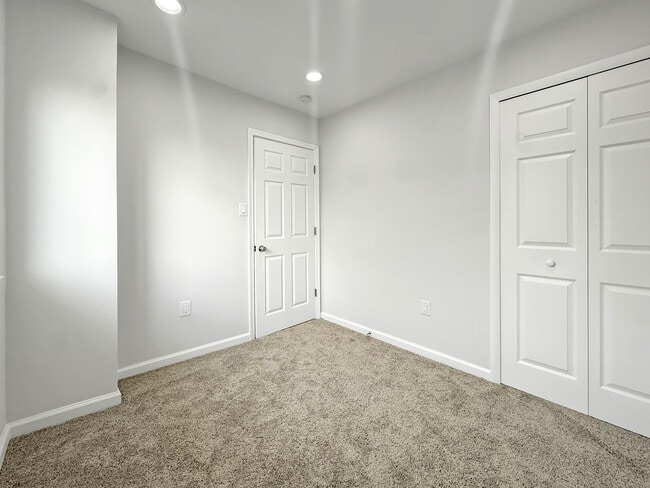 Room 1 - 1344 Barnaby Ter SE