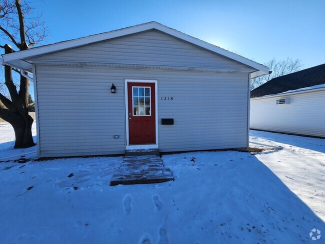 Building Photo - Newly remodeled 2 bedroom 1 bathroom home