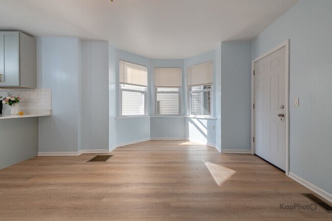 Photo - 2821 S Emerald Ave Unidad 1R