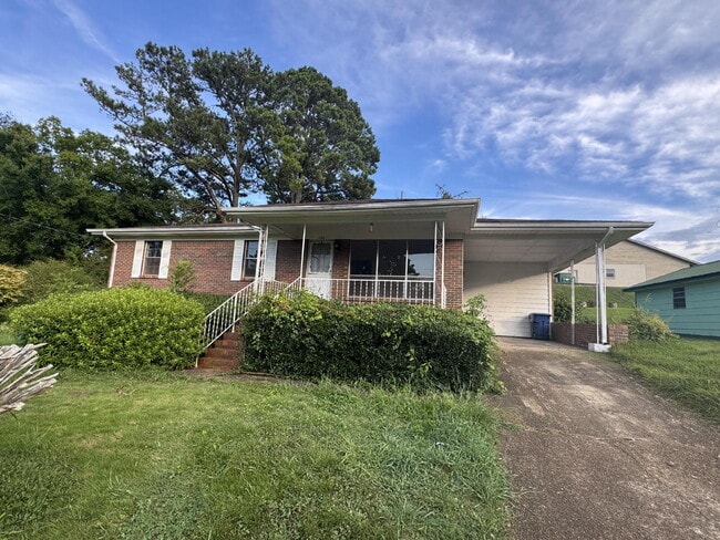 Building Photo - Updated 3 bed/2 bath with Carport