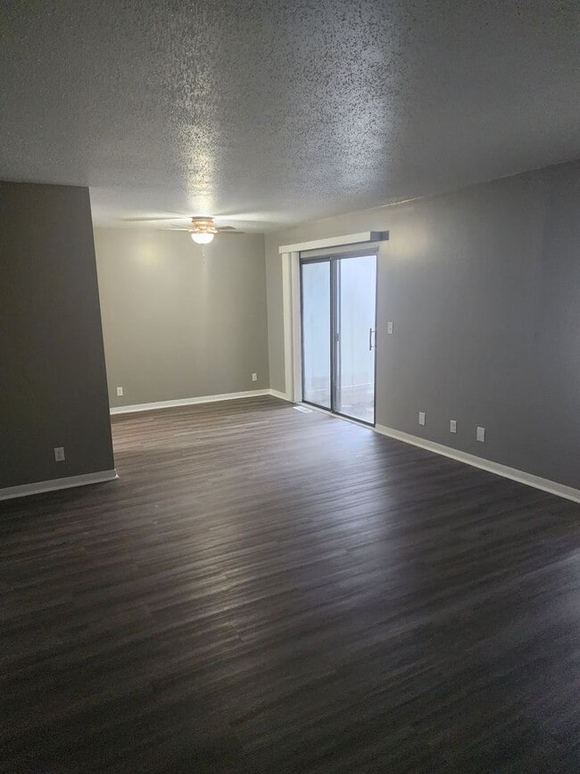Building Photo - Newly updated 2 bedroom 1.5  bath