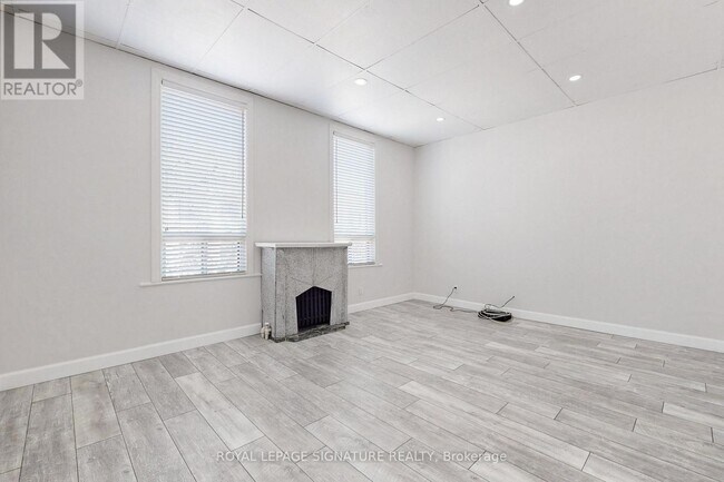 Photo - 741 Queen St E