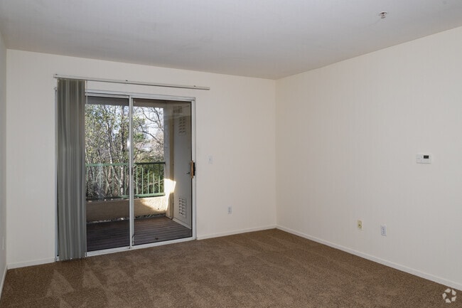 2BR, 2BA - 958SF - Living Room