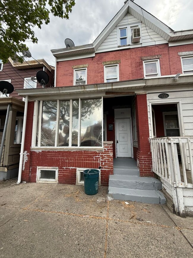 Building Photo - 933 Beatty St