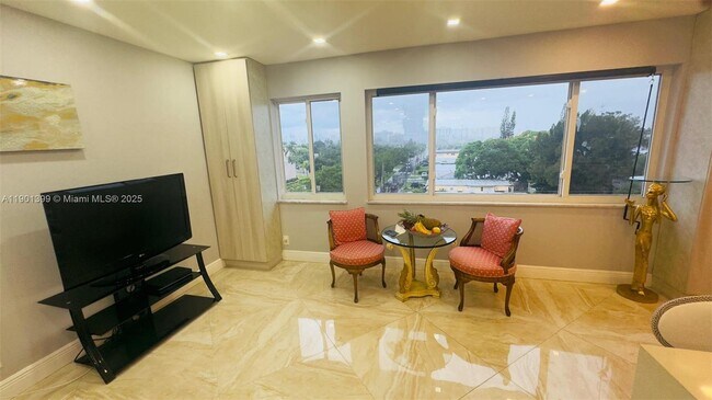 Photo - 329 SE 3rd St Unidad 502S