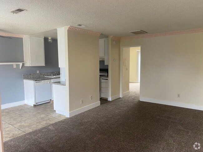 Building Photo - Don't miss out on this central Hanford bea... Rental